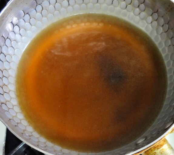 お湯にスープの素を入れる