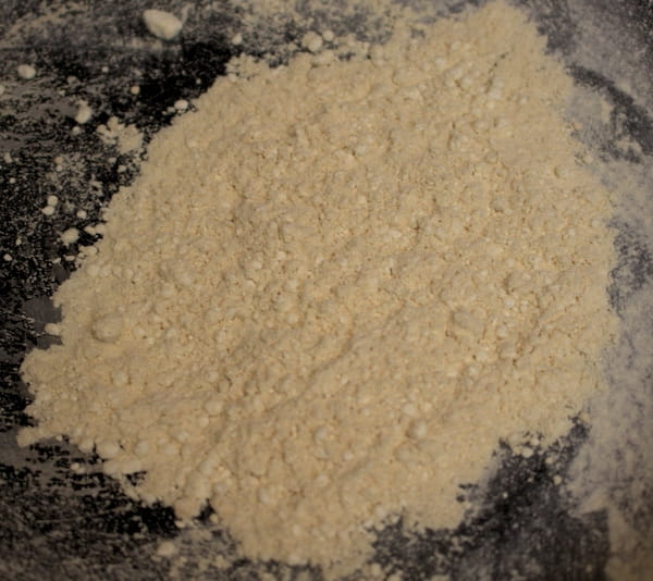 フライパンで小麦粉を炒める
