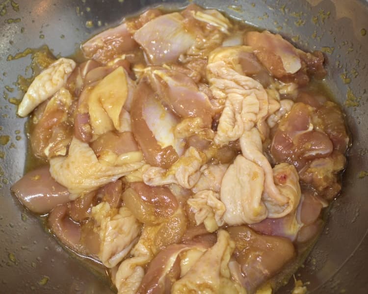 鶏もも肉に唐揚げの合わせ調味料を混ぜる
