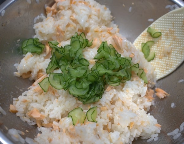 薄切りにしたきゅうりを寿司飯と混ぜ合わせる