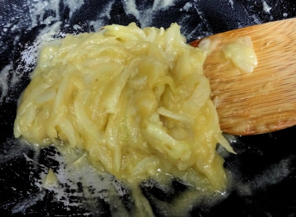 玉ねぎが透き通ってきたらバターを入れる